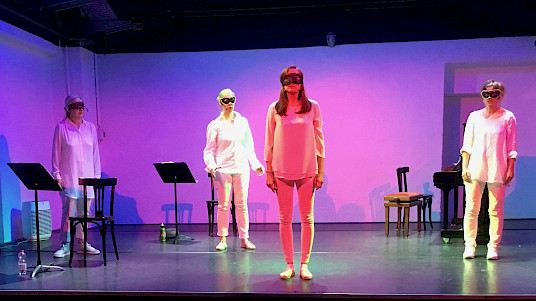 Traumnovelle: Vier Frauen stehen mit Maske über den Augen auf einer Bühne