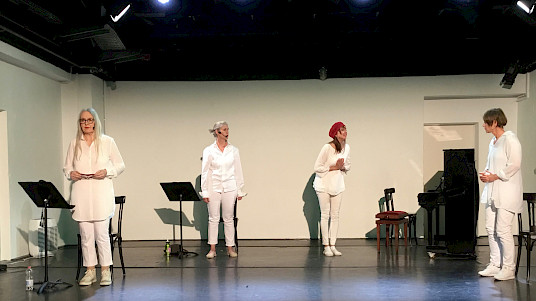 Traumnovelle: Vier Frauen stehen weiß bekleidet auf einer Bühne